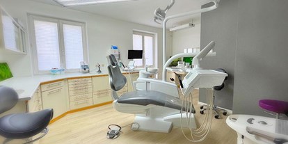 Praxen - Berlin - Behandlungszimmer der Zahnarztpraxis Eltiri - Eltiri Atef Zahnarzt Altglienicke