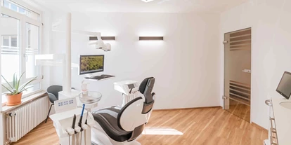 Praxen - Implantate: Zahnkrone - Behandlungszimmer - Zahnarztpraxis am Zeugplatz - Zahnarzt Augsburg