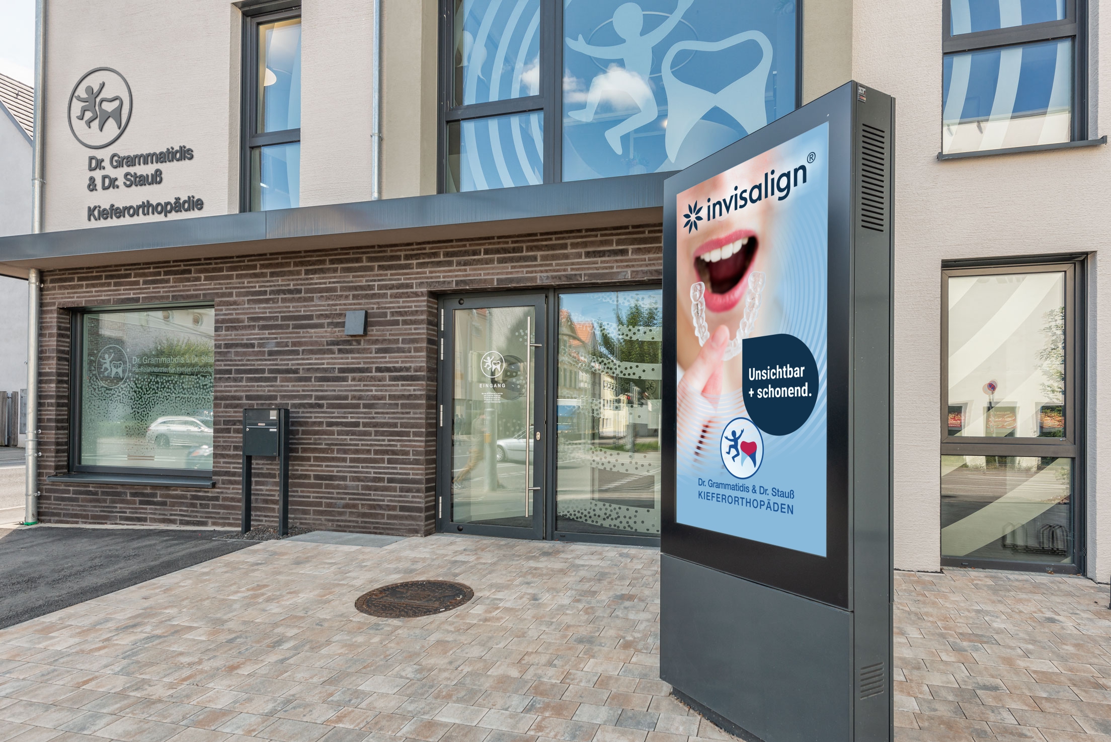 Praxen - Baden-Württemberg - Das Bild zeigt den Eingang zur Praxis von Dr. Grammatidis & Dr. Stauß in Kirchheim unter Teck - Dr. Grammatidis & Dr. Stauß Fachzahnärzte für Kieferorthopädie