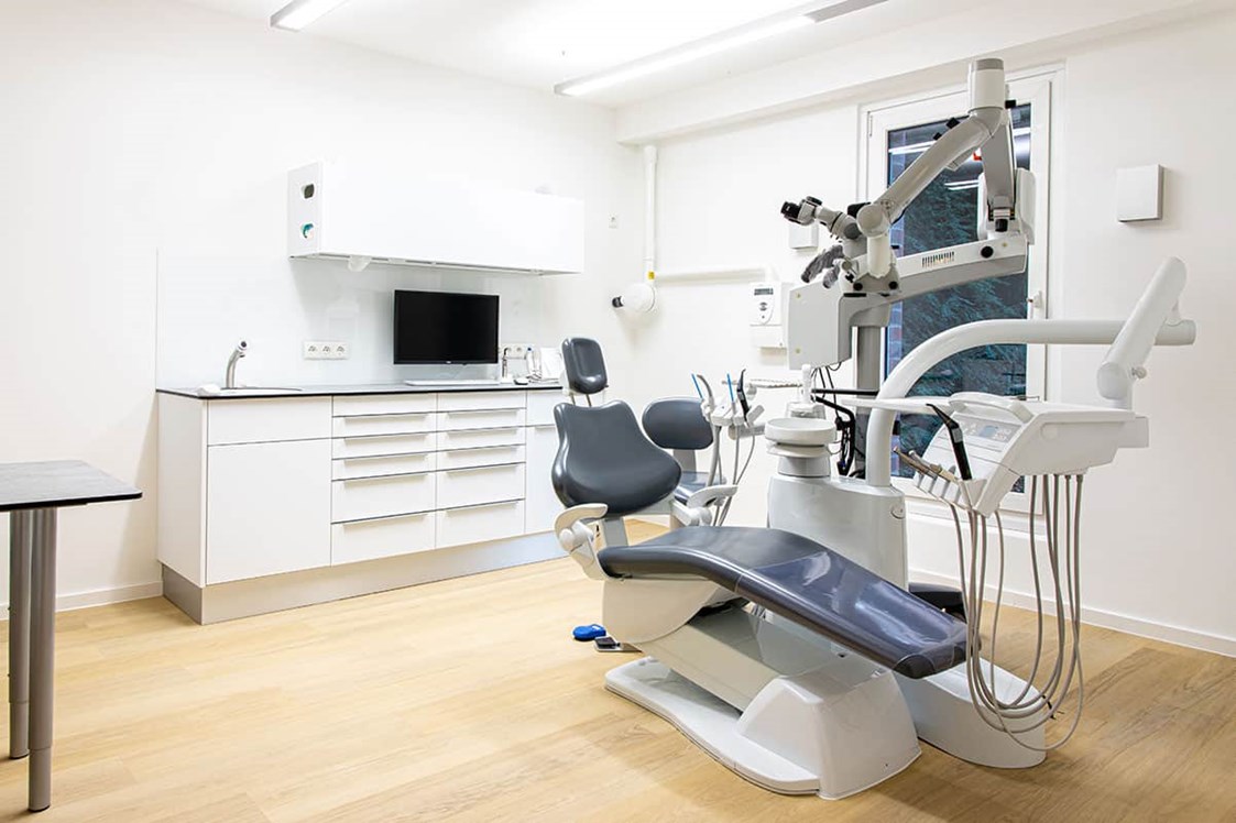 Praxis: Zahnerhaltung und mikroskopische Wurzelkanalbehandlungen 
 - Zahnarzt Kiel - Zahnarztpraxis Mein Wurzelwerk - Dr. David Christofzik