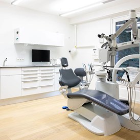 Praxis: Zahnerhaltung und mikroskopische Wurzelkanalbehandlungen 
 - Zahnarzt Kiel - Zahnarztpraxis Mein Wurzelwerk - Dr. David Christofzik